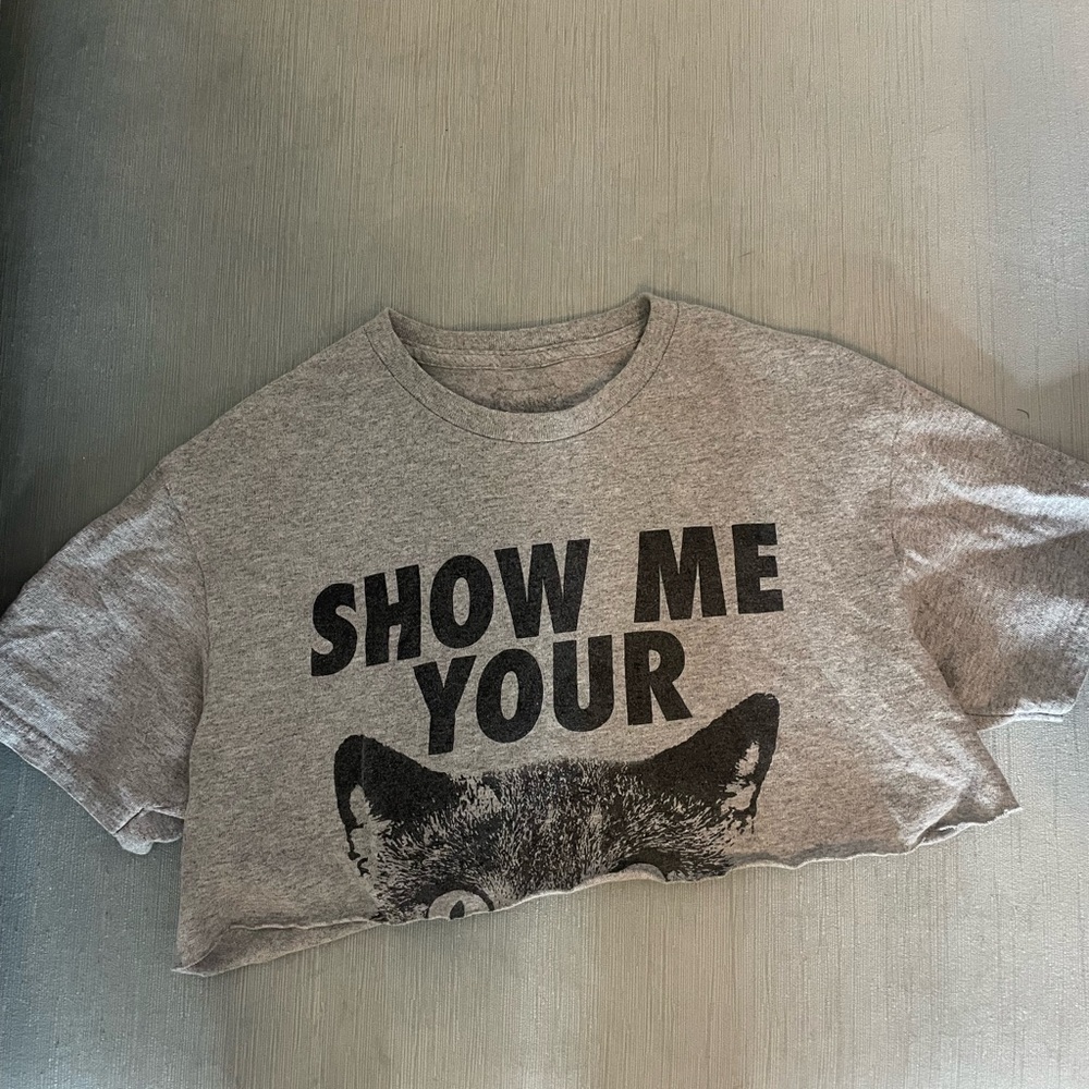 Gray Graphic Crop Top with Playful Cat Print
